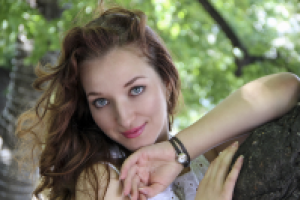 В тени деревьев