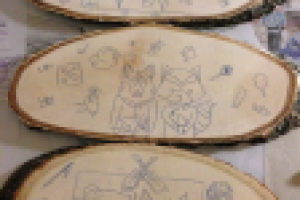 Роспись срезов дерева.