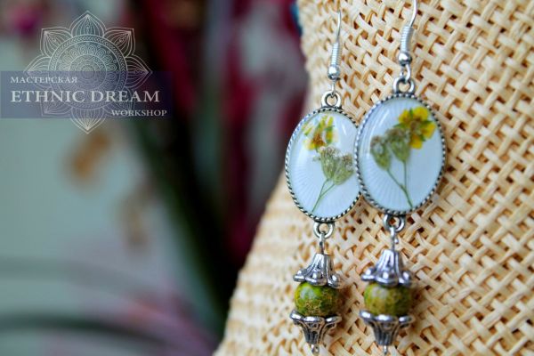 Серьги с настоящими цветами под ювелирной смолой