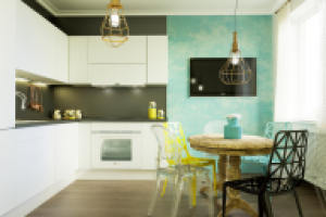 Кухня с голубой стеной