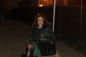 Девушка на скамейке