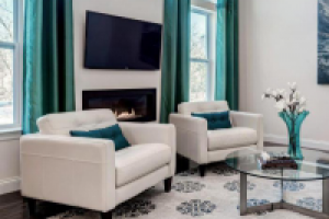 Бирюзовые шторы в интерьере дома