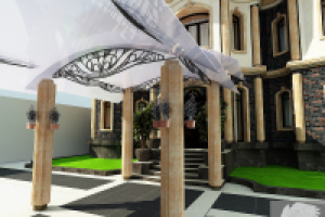 фасад частного дома,фрагмент центрального входа