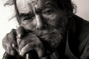 Человек сидит и молчит