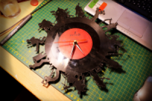 Часы из виниловой пластинки