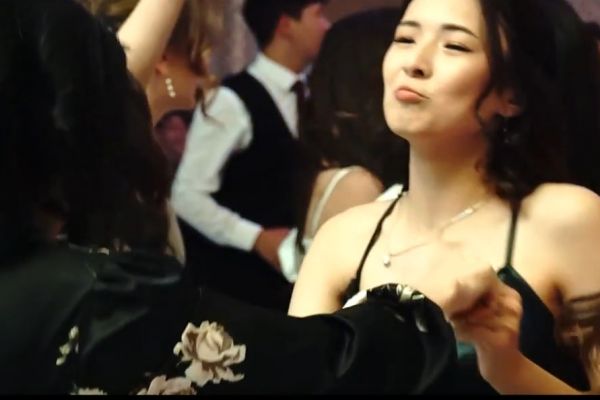 Выпускной, танцы в ресторане