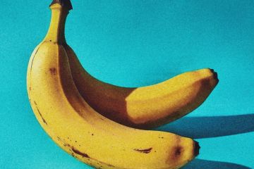 Изображение "Бананы на синем фото"