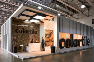 Монтаж стенда компании COLORTILE