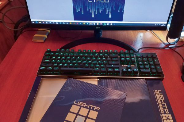 Фирменная папка строительной компании с брошюрой, вклеенным в неё буклетом и CD.