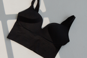 Съемка топа в студии на модели