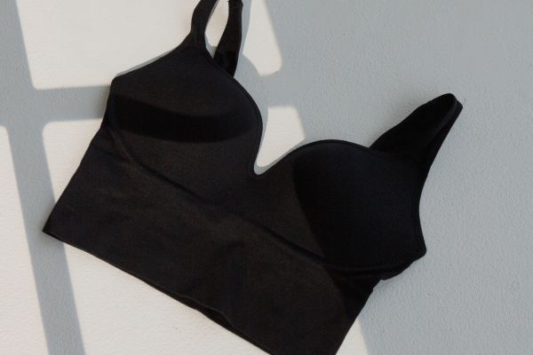 Съемка топа в студии на модели