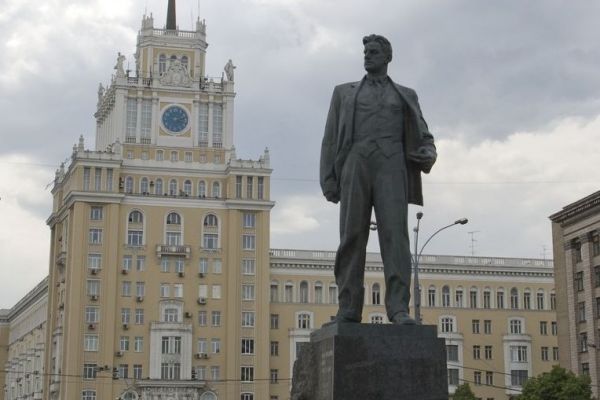 Памятник поэту Владимиру Маяковскому на Триумфальной площади