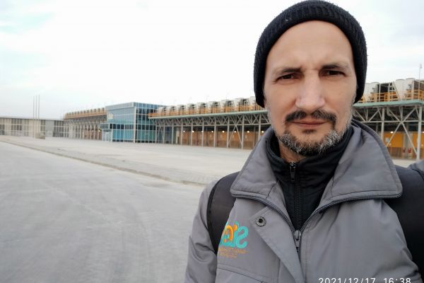 Завод с системой охлаждения и трансформаторными будками