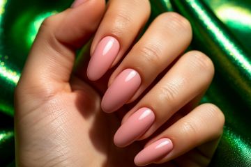 Цифровое изображение женской руки с аккуратными ногтями 