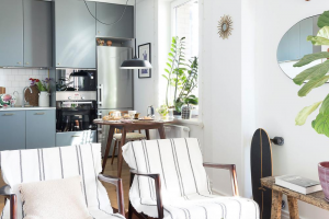 Квартира с белой гостиной и черной спальней