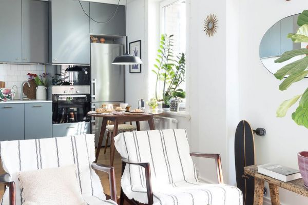 Квартира с белой гостиной и черной спальней