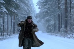 Бегущий человек по зимней дороге - frame at 0m4s