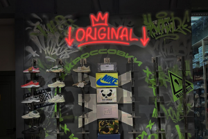 Неоновая вывеска для магазина кроссовок