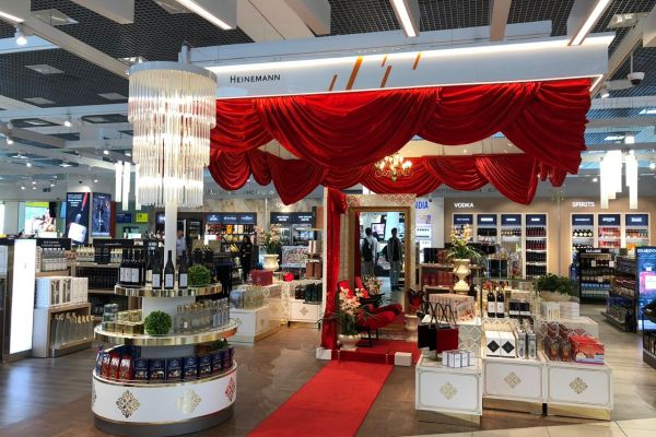 Оформление зоны Big Stage в Шереметьево, тема "Театр"