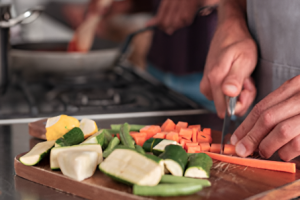 Природная красота на вашем столе: уникальная доска из дуба для сервировки