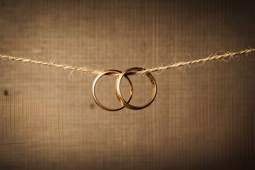 Золотые кольца на верёвке