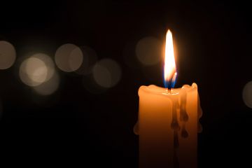 Горящая свеча на тёмном фоне