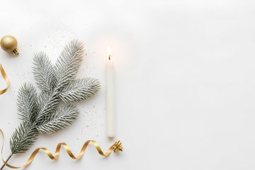Минималистичный новогодний декор с еловой веткой и свечой