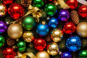 Праздничные игрушки и елочные шары крупным планом