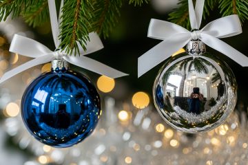 Синий и серебряный елочные шары на ветке