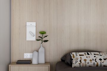 Светлый интерьер двухуровневых апартаментов в доме с вековой историей