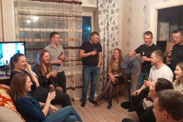 Сделаю фотошоп,добавлю текст,любую знаменитость, изменю фон.