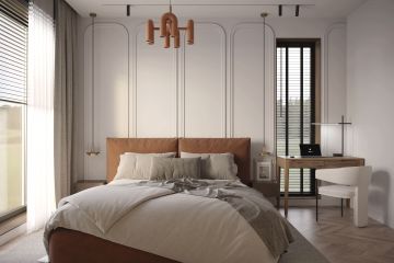 Спальня с яркой кроватью