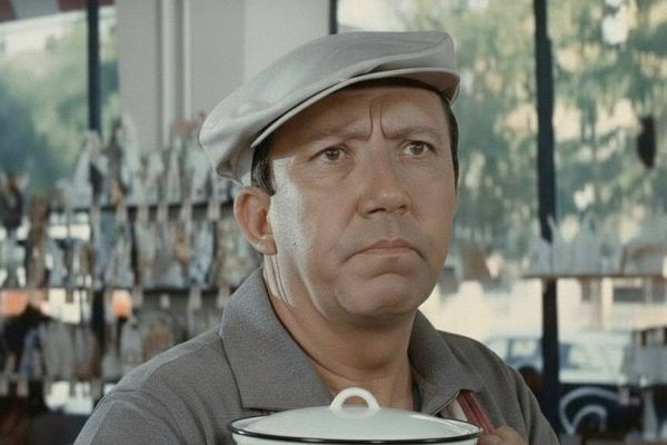 ИИ-видеоролик для бренда кастрюль AQRA на основе сцены из фильма «Бриллиантовая рука»