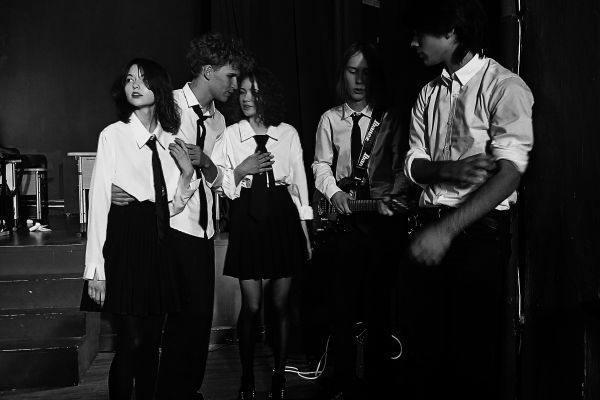 Театральный показ "Девочка из соседнего дома", который был создан с нуля и набирает популярность