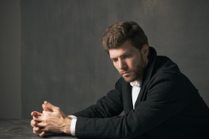 Мужской студийный портрет.