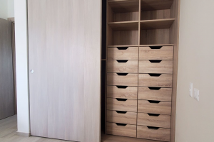 Встроенный в нишу шкаф-купе для верхней одежды