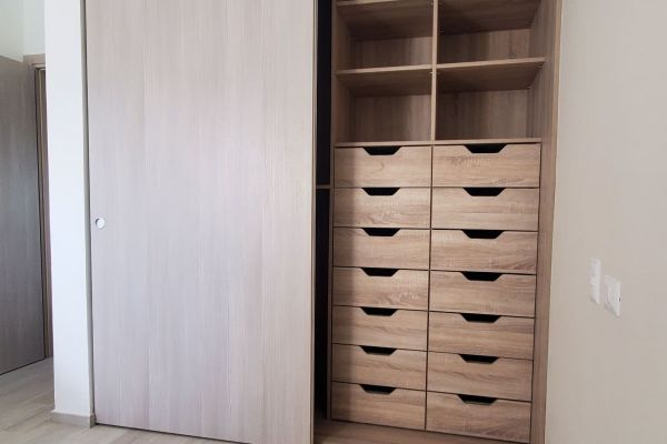 Встроенный в нишу шкаф-купе для верхней одежды