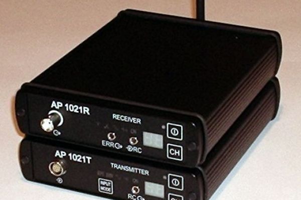 Система передачи сигнала звукового диапазона частот через Wi-Fi и/или Ethernet "беспроводной провод"