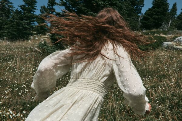 estaiez_girl_running_through_wild_nature_back_view_only_weari_5f