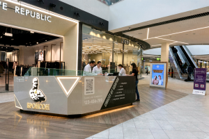 Стойка ремонта телефонов и аксессуаров (фотопривязка в ТЦ)