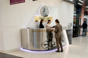 Стойка ремонта телефонов и аксессуаров (фотопривязка в ТЦ) вариант у стены