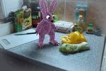 Шуточная анимация плюшевого зайца на кухне