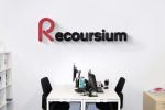 Название и логотип маркетингового агентства Recoursium