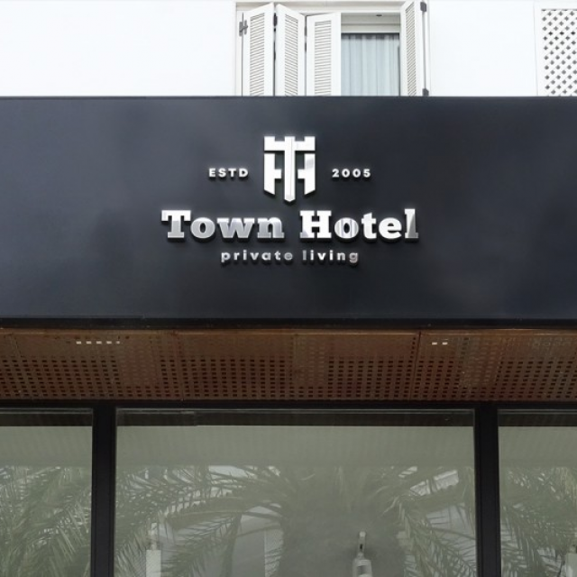 Town Hotel    ()