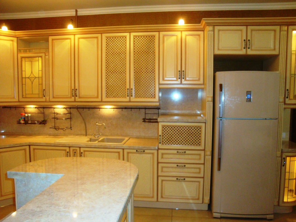 Золотистый холодильник в интерьере кухни фото