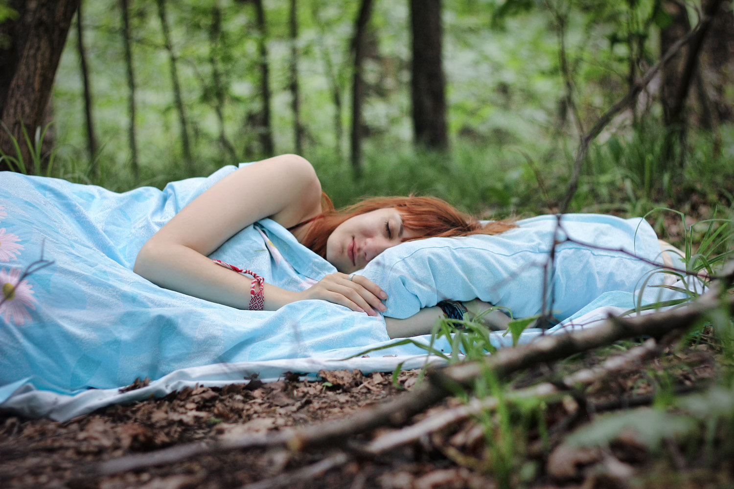 Нашли в лесу спящего. Фотосессия с кроватью на природе. Сон в лесу. Кровать в лесу фотосессия.