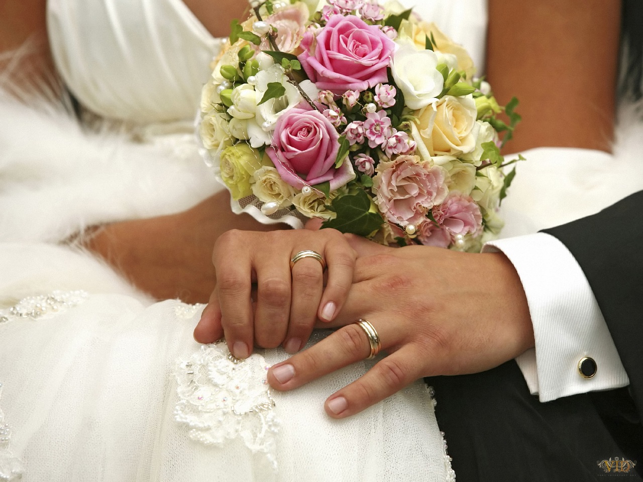Свадебные платья и кольца