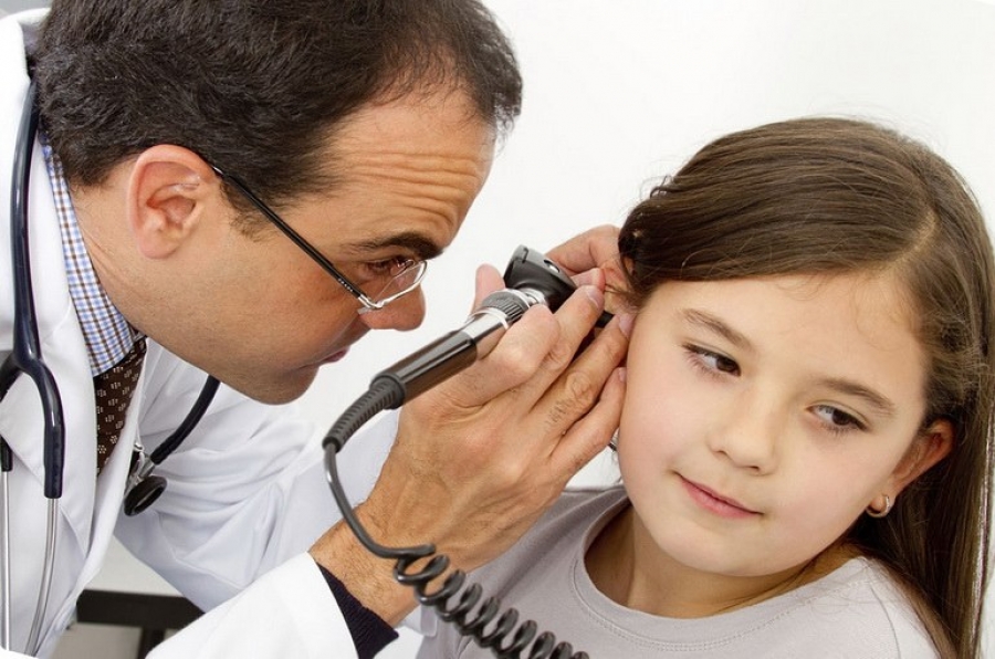 Нарушение среднего уха. Отоларинголог детский. Ушные заболевания у детей. Отит оториноларинголог.