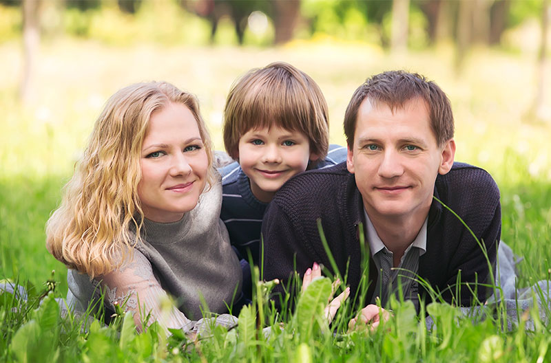 Жена и друг семьи русское. Обычная семья. Семейная фотосессия. Фотография семьи. Обычная семья фотосессия.