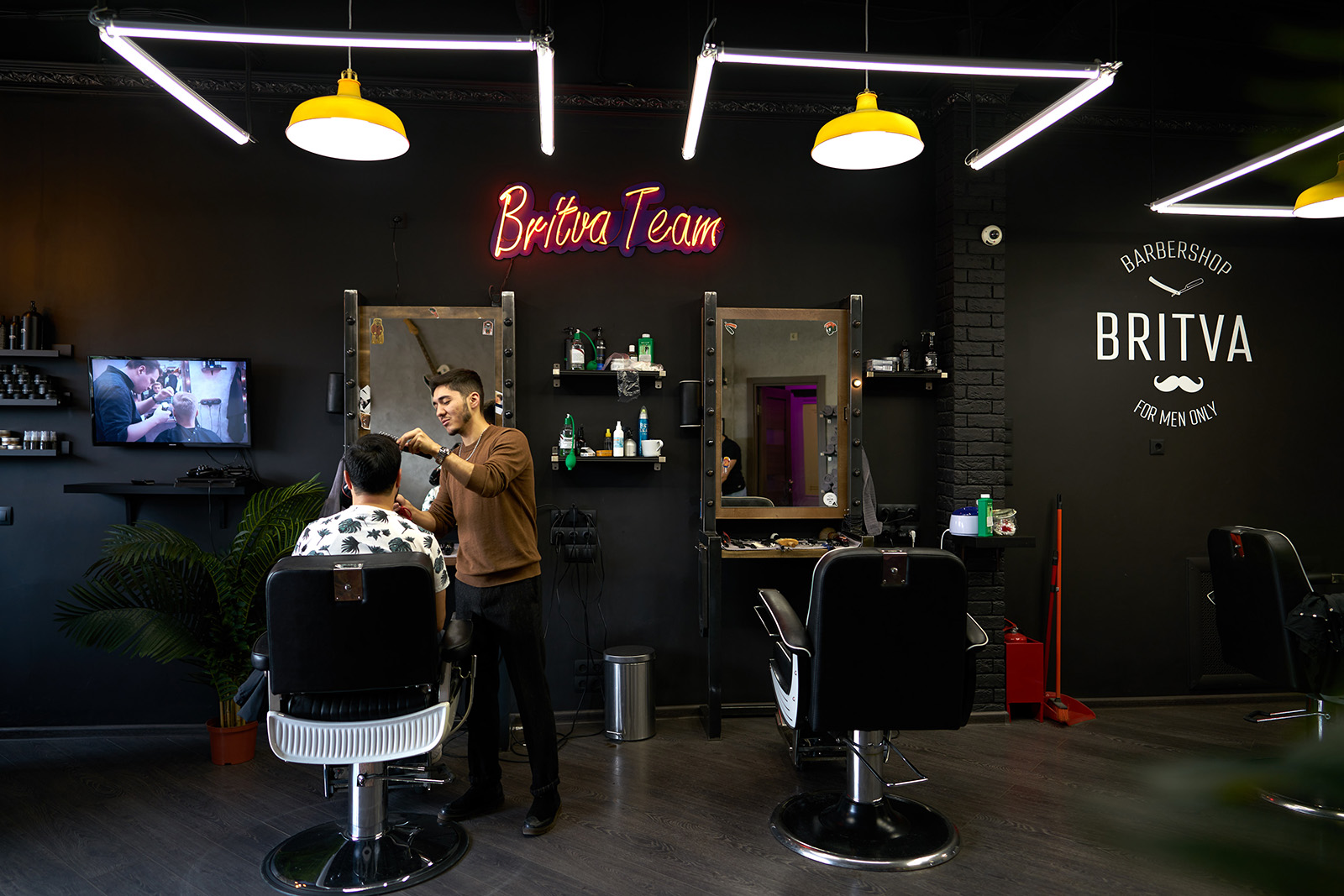 Britva. BRITVA Barbershop Moscow. Батайский проезд 63 Москва барбершоп. Бритва барбершоп. Бритва Братиславская барбершоп.